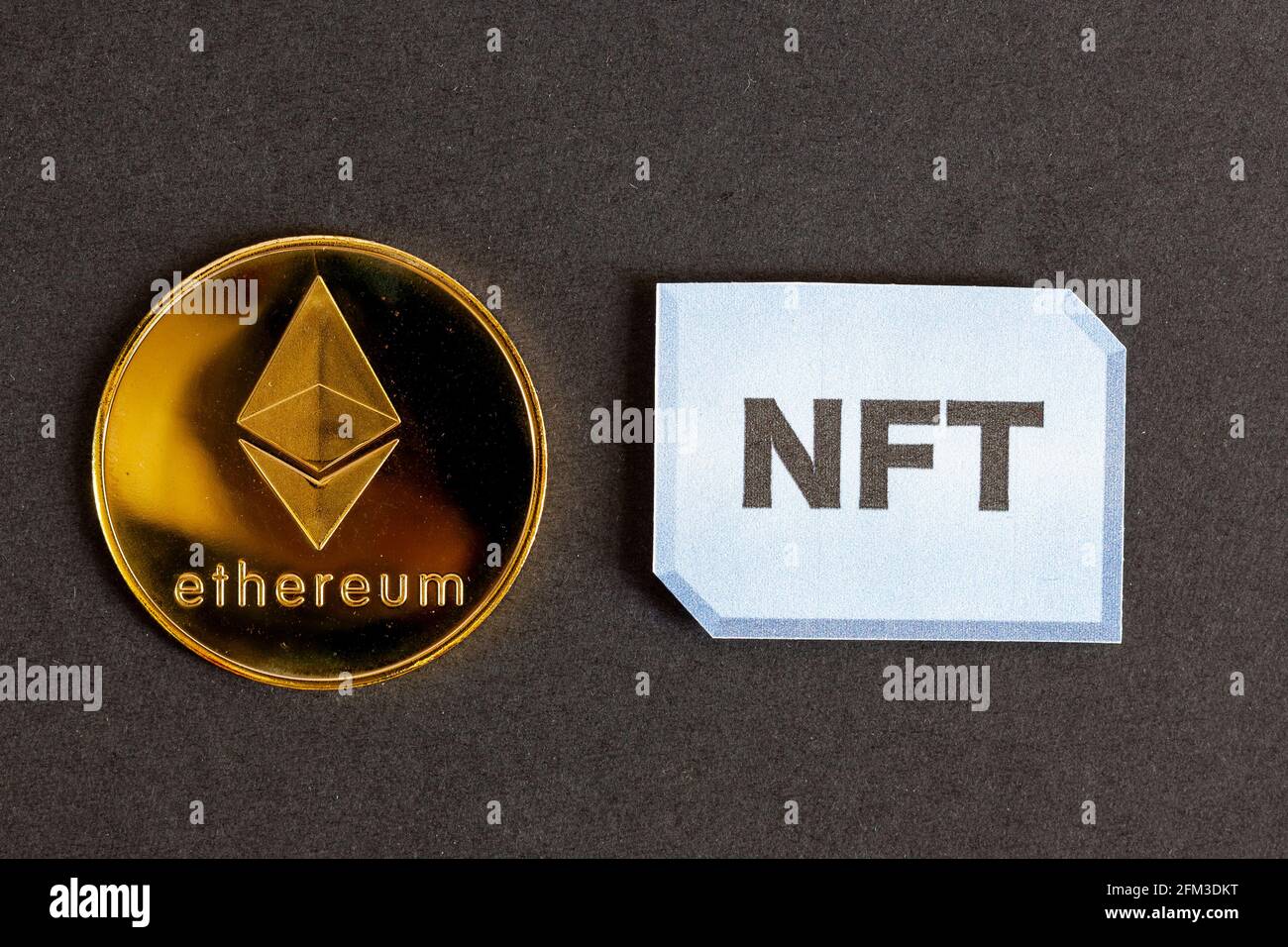 Une image conceptuelle pour investir dans des jetons non fongibles (NFT) par le biais de la blockchain Ethereum. Ce sont des articles numériques rares qui sont échangés en ligne. Sh. Image Banque D'Images
