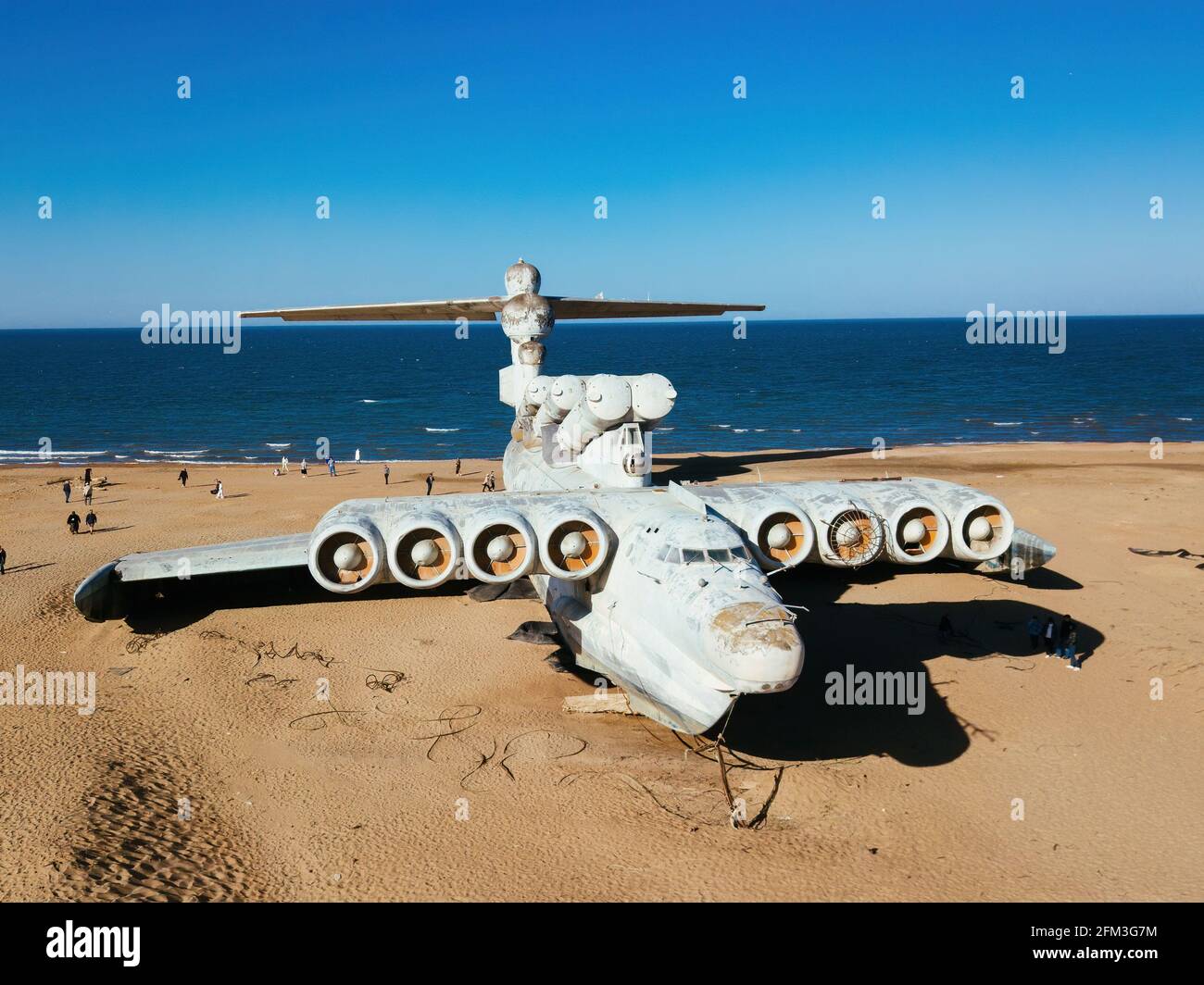 Ekranoplan de classe LUN soviétique abandonné sur la côte de la mer Caspienne, vue aérienne. Banque D'Images