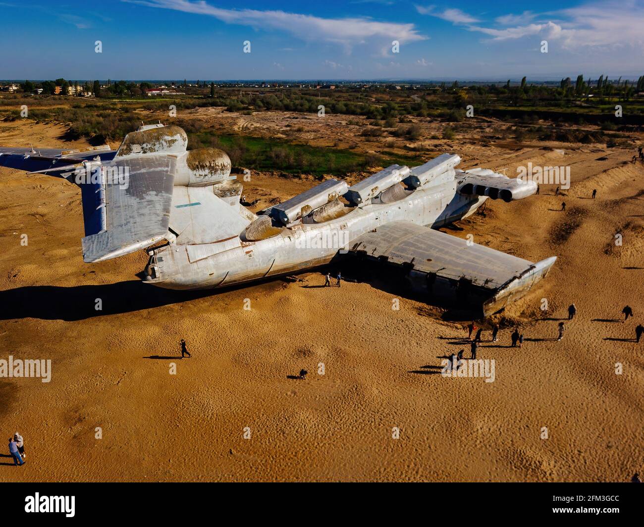 Abandonné l'ekranoplan soviétique de classe LUN sur la côte de la mer Caspienne. Banque D'Images