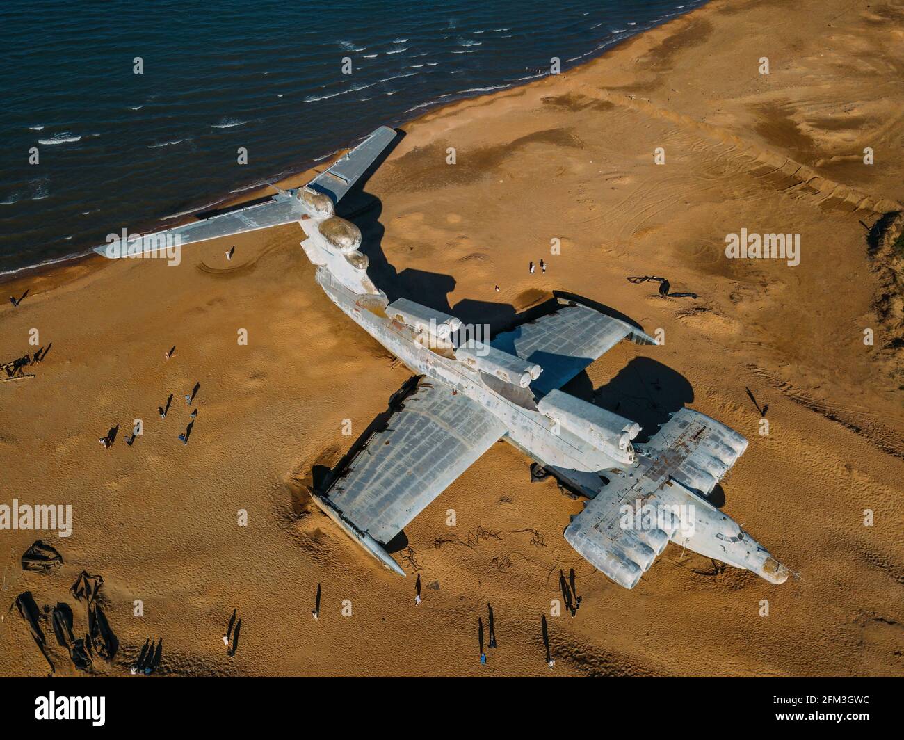 Abandonné l'ekranoplan soviétique de classe LUN sur la côte de la mer Caspienne. Banque D'Images