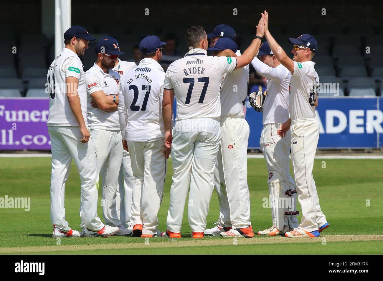 Jesse Ryder d'Essex (77) est félicité par ses coéquipiers après avoir pris le cricket de Dinesh Chandimal du Sri Lanka pendant le CCC d'Essex contre Sri Lanka, T Banque D'Images