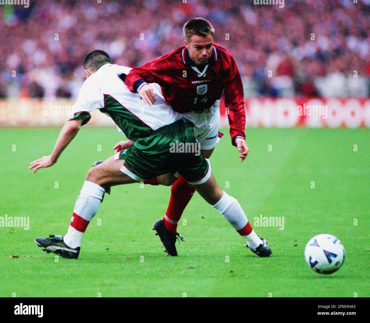 Remplacer Graeme le Saux enchevêtrements par bulgare 1998Radostan Kishischev vient À la terre pendant l'Angleterre de qualification Euro 2000 contre la Bulgarie à Wembley le match s'est terminé par un tirage de 0-0 Banque D'Images