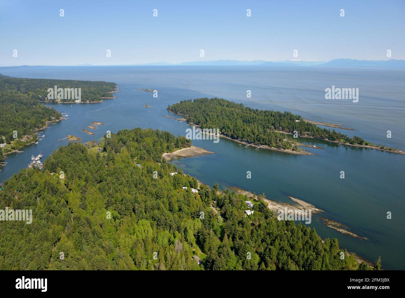 Photo aérienne de l'île Galiano avec l'île Gossip en arrière-plan, île Galiano, Colombie-Britannique, Canada. Banque D'Images