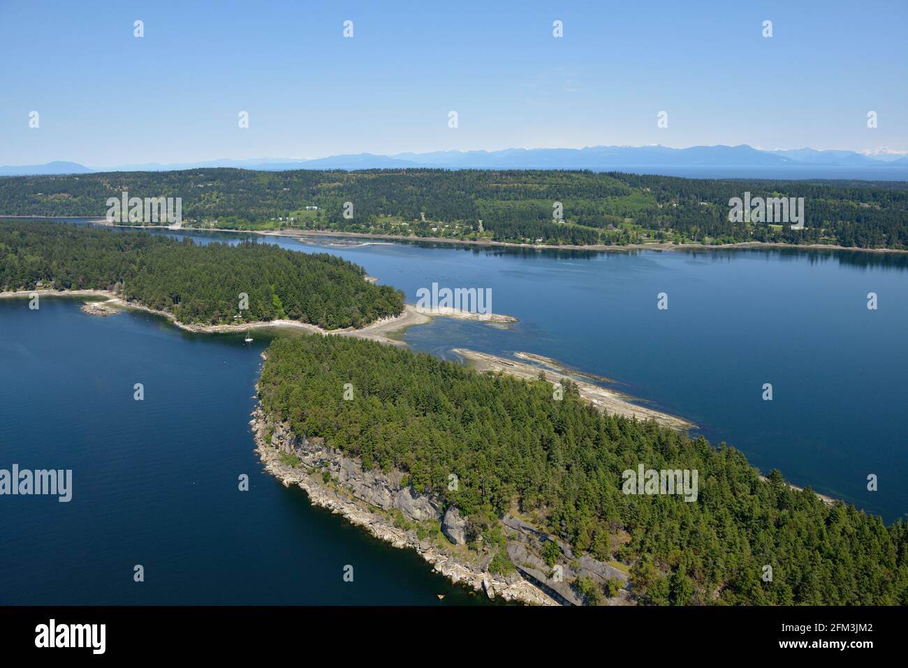 Photo aérienne de Link Island et de Mudge Island avec Gabriola Île en arrière-plan Banque D'Images