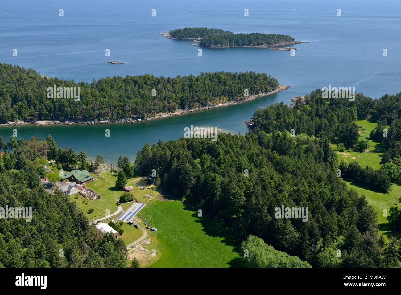 Photo aérienne de l'île Gabriola avec l'île de Sear dans le arrière-plan Banque D'Images