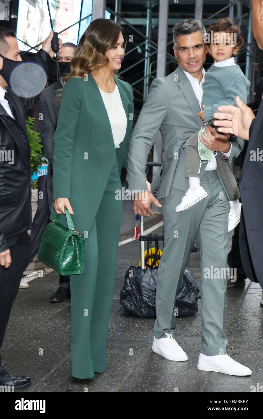 New York, NY, États-Unis. 5 mai 2021. Cash Warren avec Jessica Alba et Hayes Warren photographiés pour sonner la cloche d'ouverture à Nasdaq à New York le 05 mai 2021. Crédit : RW/Media Punch/Alamy Live News Banque D'Images