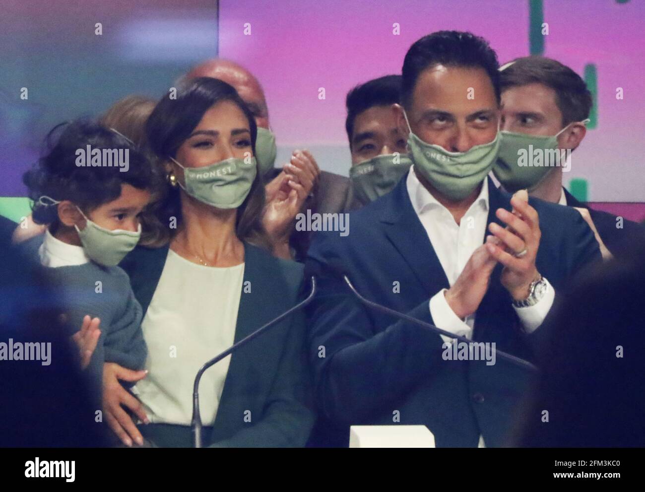 New York, NY, États-Unis. 5 mai 2021. Jessica Alba, fondatrice de Hayes Warren et Nick Vlahos, PDG de la société Honest à l'honneur le 05 mai 2021, à Nasdaq, à New York. Crédit : RW/Media Punch/Alamy Live News Banque D'Images