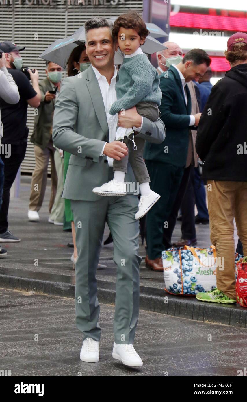 New York, NY, États-Unis. 5 mai 2021. Cash Warren avec Hayes Warren à la compagnie honnête sonne la cloche d'ouverture à Nasdaq à New York le 05 mai 2021. Crédit : RW/Media Punch/Alamy Live News Banque D'Images