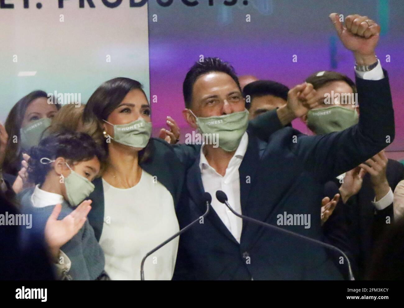 New York, NY, États-Unis. 5 mai 2021. Jessica Alba, fondatrice de Hayes Warren et Nick Vlahos, PDG de la société Honest à l'honneur le 05 mai 2021, à Nasdaq, à New York. Crédit : RW/Media Punch/Alamy Live News Banque D'Images