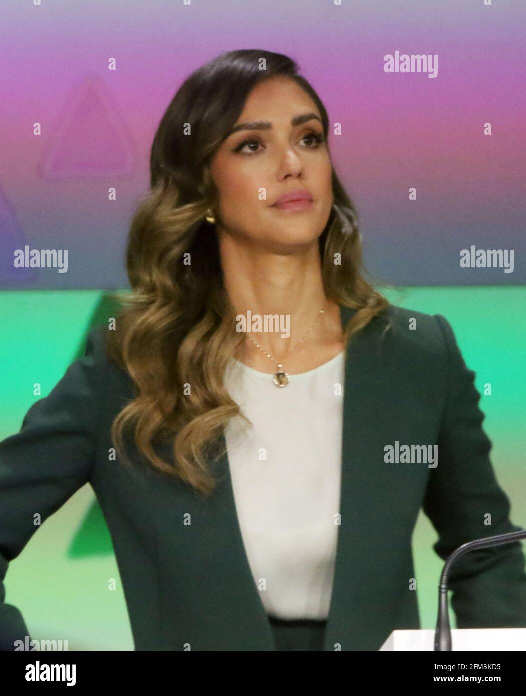 New York, NY, États-Unis. 5 mai 2021. Jessica Alba, fondatrice de la compagnie honnête, sonne la cloche d'ouverture à Nasdaq à New York le 05 mai 2021. Crédit : RW/Media Punch/Alamy Live News Banque D'Images