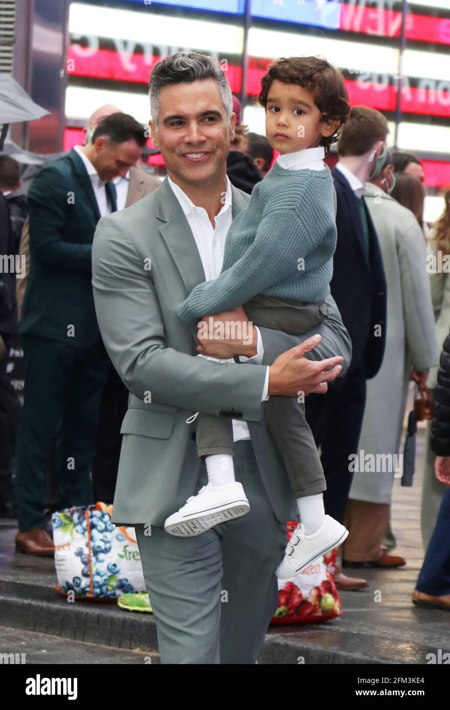 New York, NY, États-Unis. 5 mai 2021. Cash Warren avec Hayes Warren à la compagnie honnête sonne la cloche d'ouverture à Nasdaq à New York le 05 mai 2021. Crédit : RW/Media Punch/Alamy Live News Banque D'Images