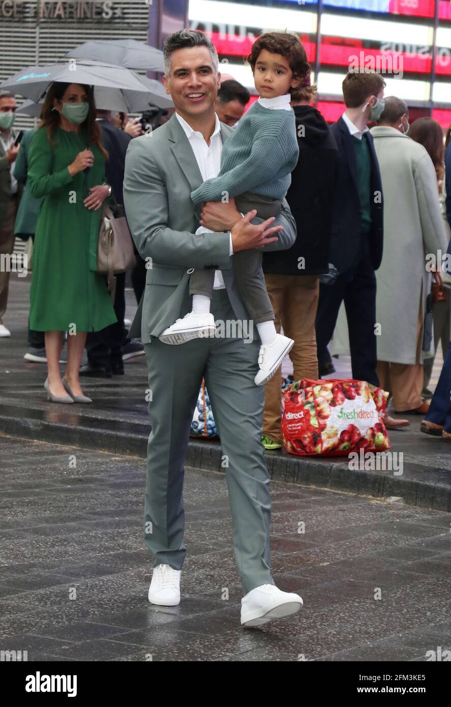 New York, NY, États-Unis. 5 mai 2021. Cash Warren avec Hayes Warren à la compagnie honnête sonne la cloche d'ouverture à Nasdaq à New York le 05 mai 2021. Crédit : RW/Media Punch/Alamy Live News Banque D'Images