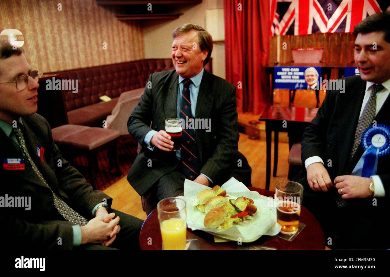 Ken Clarke MP appréciant la bière et un rouleau de fromage Une visite à Ipswich Banque D'Images