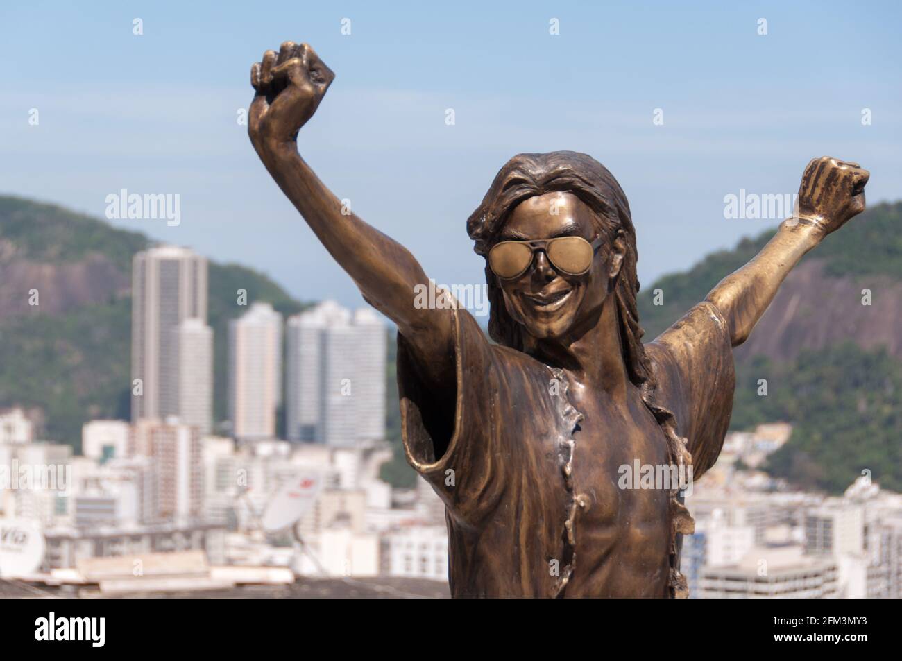 RIO DE JANEIRO, BRÉSIL - 8 OCTOBRE 2015 : mémorial de Michael Jackson à Santa Marta favela. La statue a été construite peu après la mort du musicien. Banque D'Images