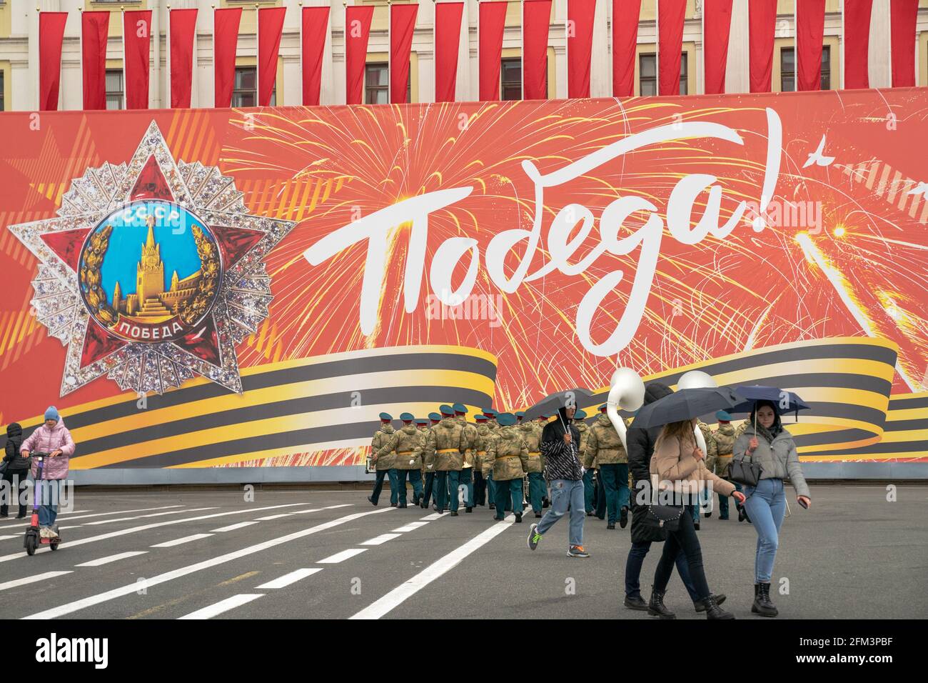 Un énorme panneau d'affichage en tissu du jour de la victoire est suspendu sur la place du Palais à Saint-Pétersbourg, en Russie, lors de la célébration du jour de la victoire Banque D'Images