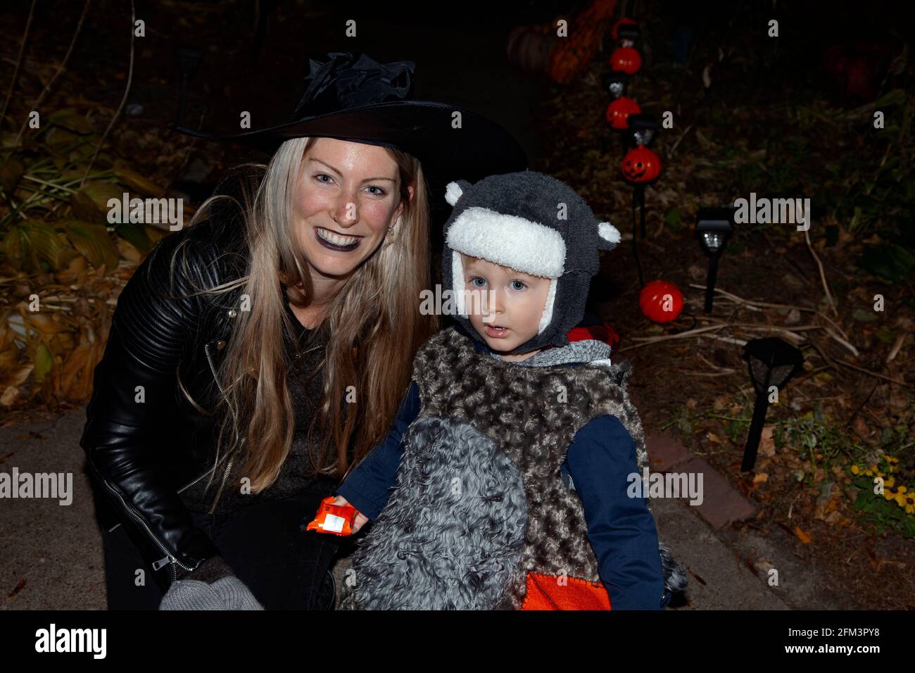 Halloween trick et treater maman avec son fils habillé comme un lapin. St Paul Minnesota MN États-Unis Banque D'Images