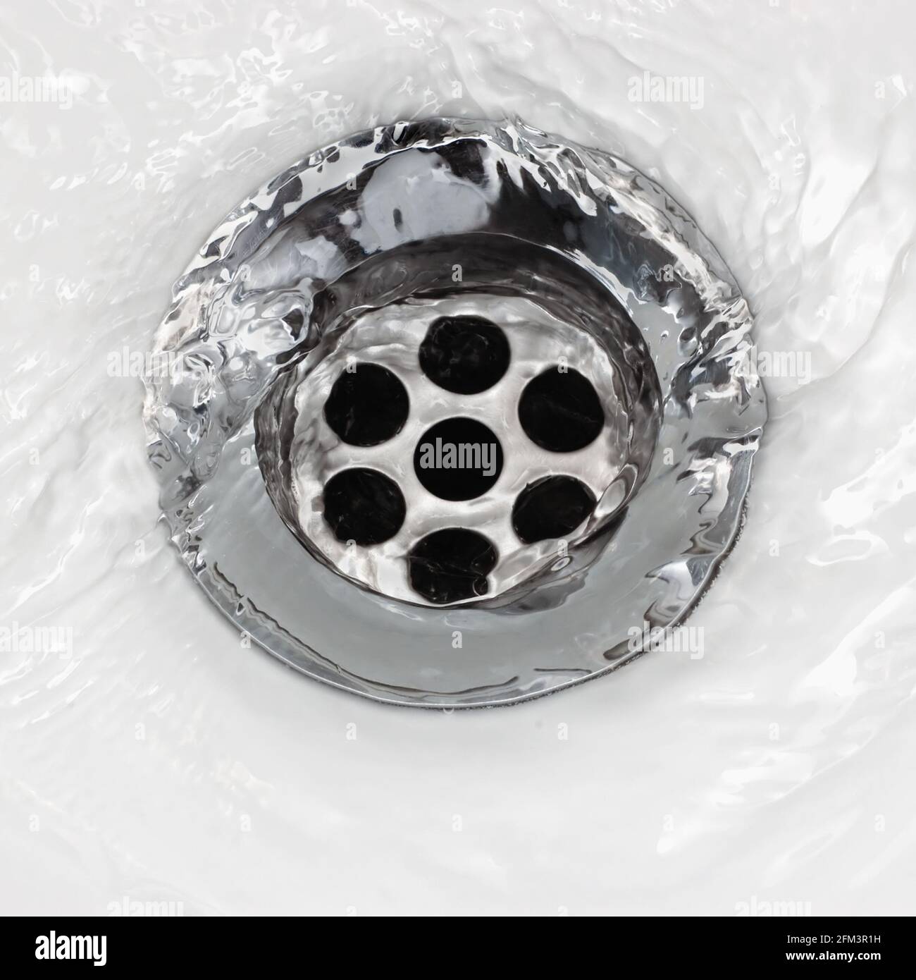 Évier bouchon vidange trou plughole de bain, bec de bassin blanc, macro de l'eau courante, acier