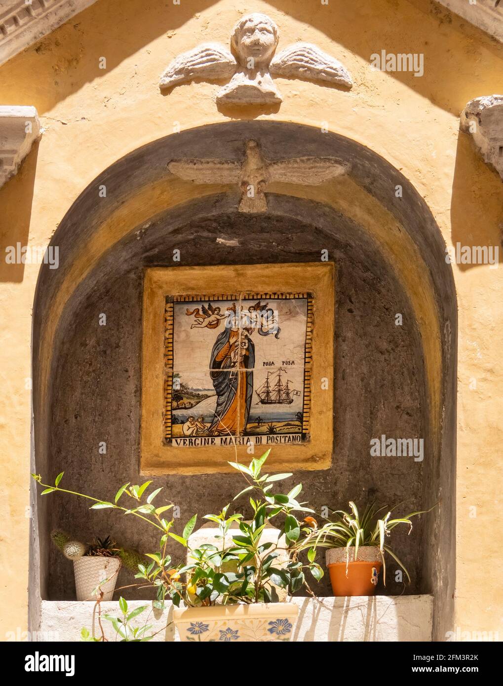 POSITANO, ITALIE- JUIN 14, 2019: Photo d'une tuile de la vierge marie de positano exposée dans une niche sur la côte amalfitaine Banque D'Images
