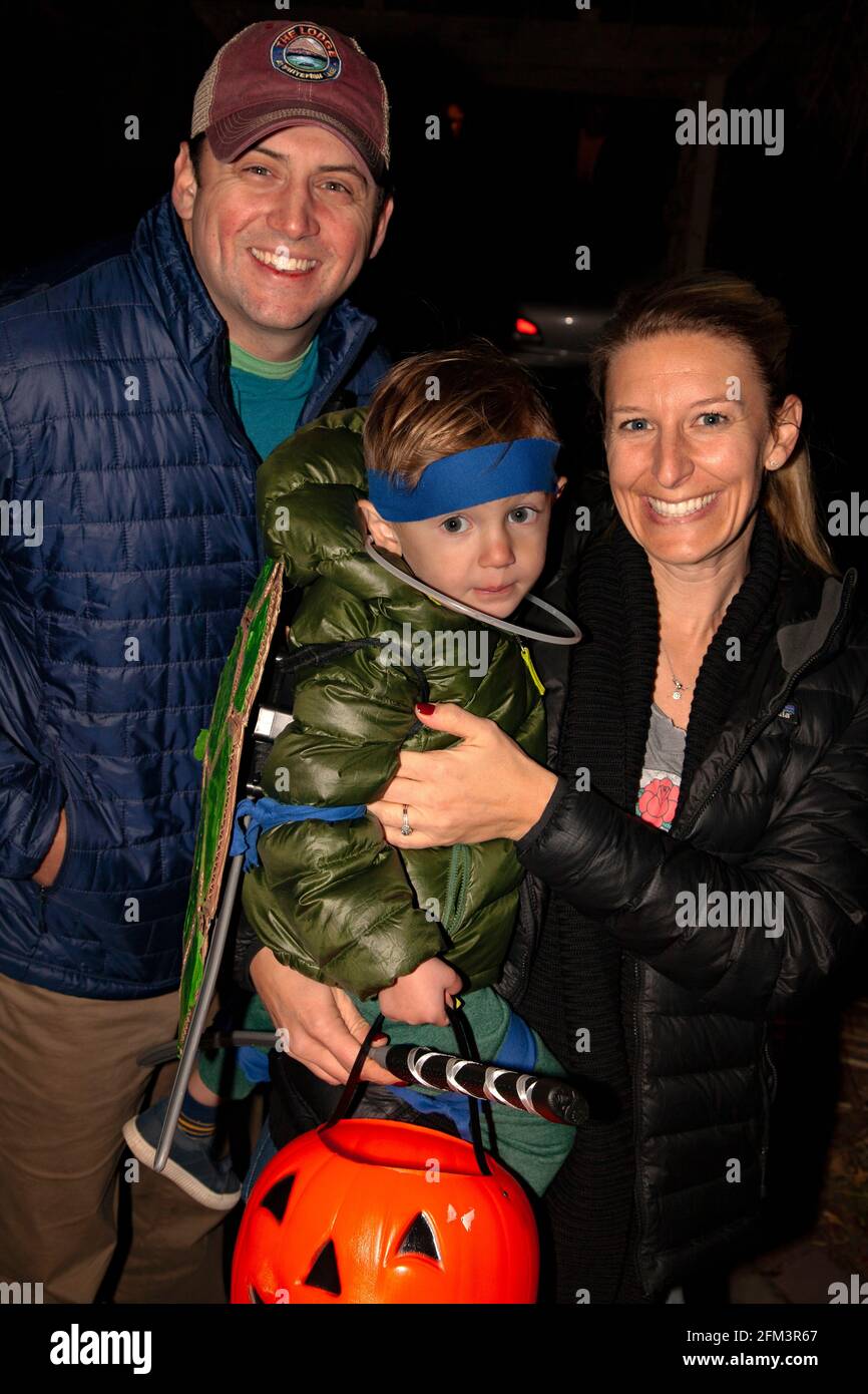 Halloween trick and treater avec costume de guerrier et une citrouille avec maman et papa. St Paul Minnesota MN États-Unis Banque D'Images