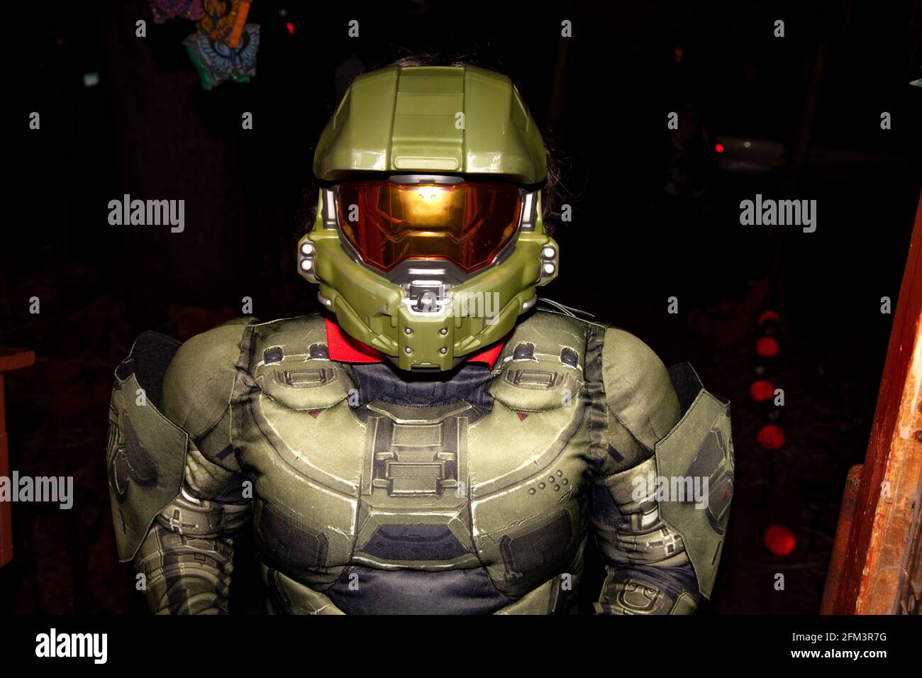 Halloween trick and treater dans un costume de maître de halo authentique. St Paul Minnesota MN États-Unis Banque D'Images