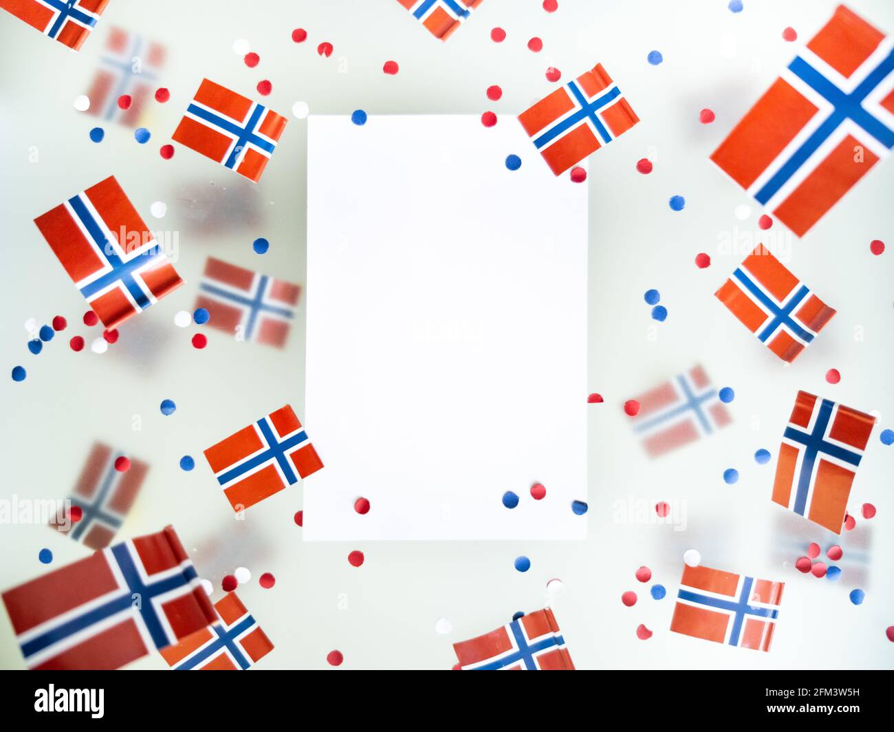 Jour de l'indépendance de la Norvège, jour de la Constitution, mai 17. vacances de liberté, de victoire et de mémoire. Concept de patriotisme et de foi. Papier confetti et mini Banque D'Images