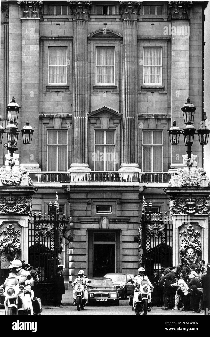 John Major le premier ministre quitte Buckingham Palace après son Public avec la Reine Banque D'Images