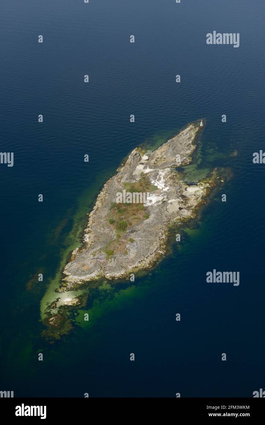 Photo aérienne des îlots déchiquetés au large de Pilkey point, sur l'île Thetis Banque D'Images