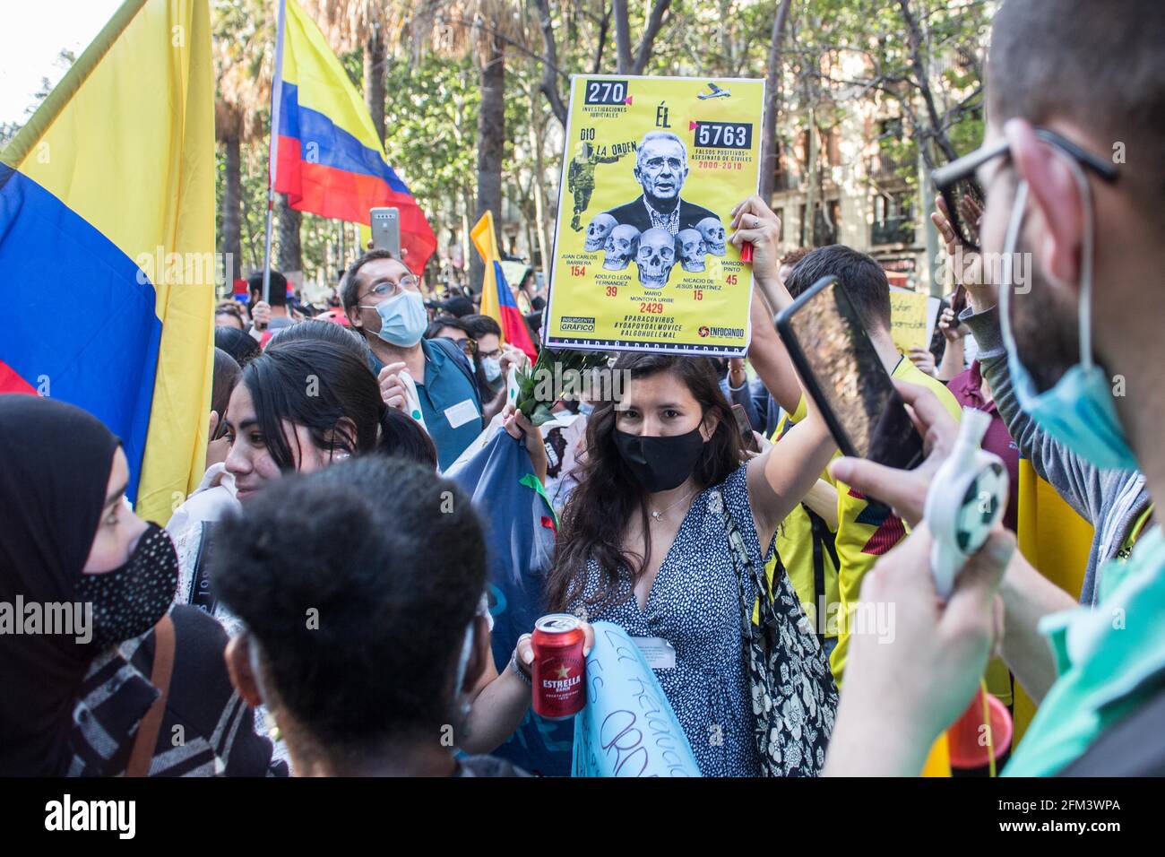 Un manifestant tient un écriteau avec une photo de Juan Manuel Santos ancien président colombien pendant la manifestation.environ 400 personnes, principalement de la communauté colombienne de Barcelone, ont manifesté un jour de plus en faveur de la « grève civique indéfinie », Les manifestations qui ont rempli les villes de Colombie pendant des jours contre les politiques du président Ivan Duque Marquez, qui comprennent la réforme du travail, la réforme de la santé, la réforme des pensions et une demande de justice pour les près d'un millier de cas d'abus de la police enregistrés au cours des marches de ces derniers jours. Banque D'Images