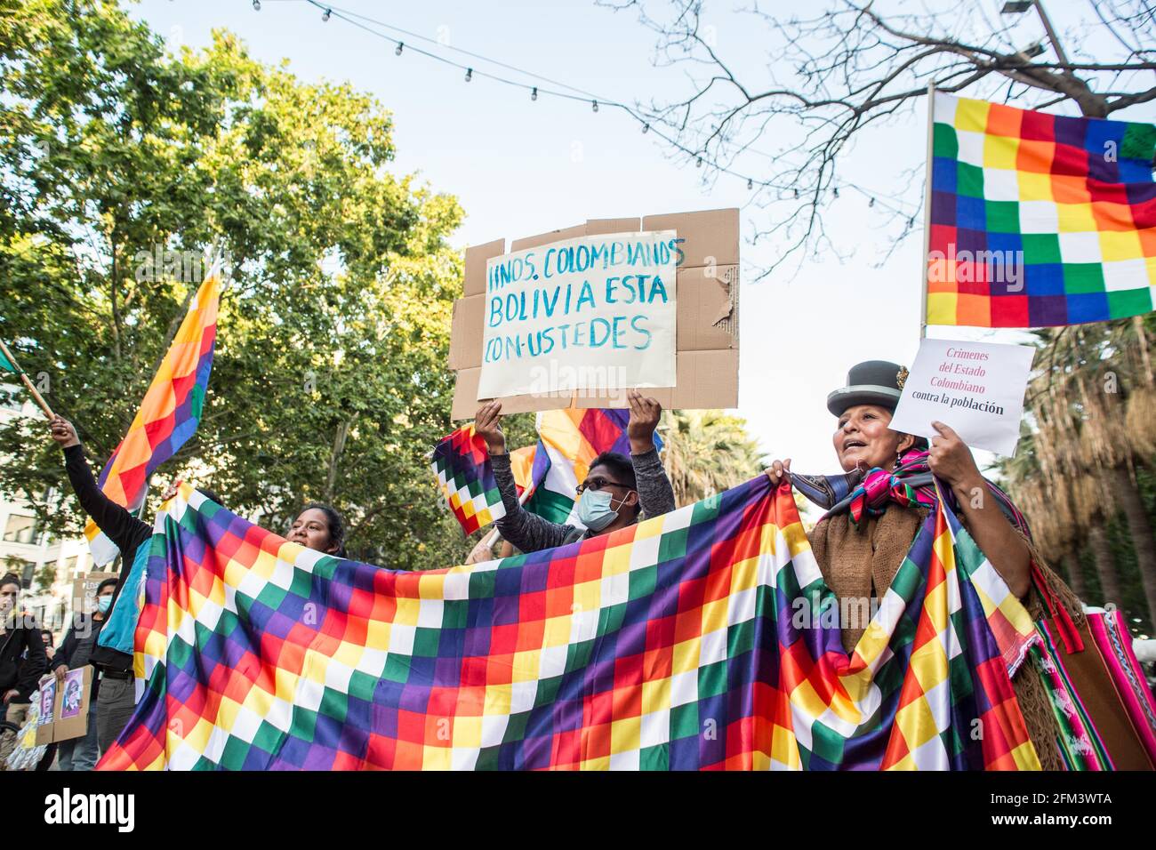 Les manifestants tiennent des drapeaux et des pancartes indigènes andins exprimant leur opinion au cours de la manifestation.environ 400 personnes, principalement de la communauté colombienne de Barcelone, ont manifesté un jour de plus en faveur de la « grève civique indéfinie », Les manifestations qui ont rempli les villes de Colombie pendant des jours contre les politiques du président Ivan Duque Marquez, qui comprennent la réforme du travail, la réforme de la santé, la réforme des pensions et une demande de justice pour les près d'un millier de cas d'abus de la police enregistrés au cours des marches de ces derniers jours. Banque D'Images