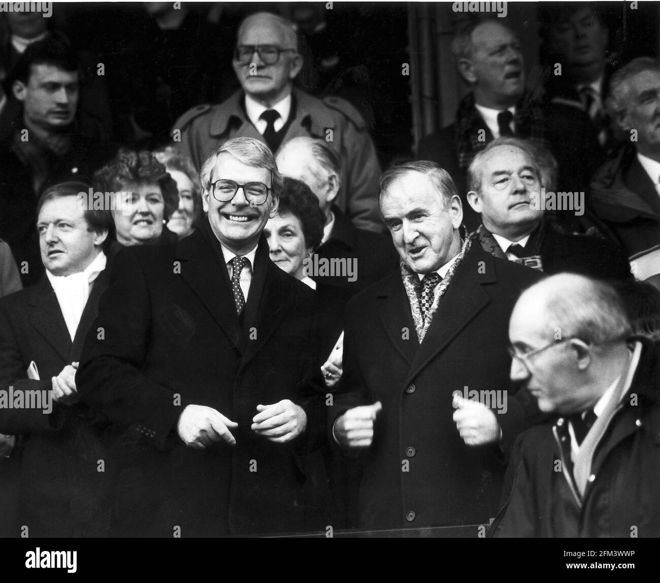 John Major et Albert Reynolds à Twickenham pour l'Angleterre v Coupe du millénaire en Irlande Banque D'Images