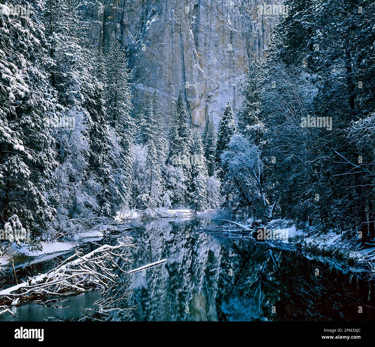 Hiver, Merced River, Cathedral Rock, parc national de Yosemite, Californie Banque D'Images