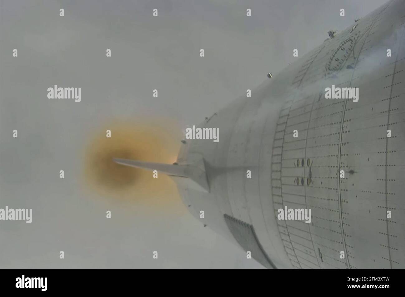 Boca Chica, États-Unis. 05e mai 2021. SpaceX a lancé et débarqué avec succès le navire Starship SN15 au port spatial Starbase de la société à Boca Chica, Texas, le mercredi 5 mai 2021, après avoir échoué à l'atterrissage lors de quatre tentatives précédentes. Après le vol d'essai réussi de SN15, le fondateur et PDG de SpaceX, Elon Musk, a publié sur Twitter : « Starship Landing nominal! » SpaceX/UPI Credit: UPI/Alay Live News Banque D'Images