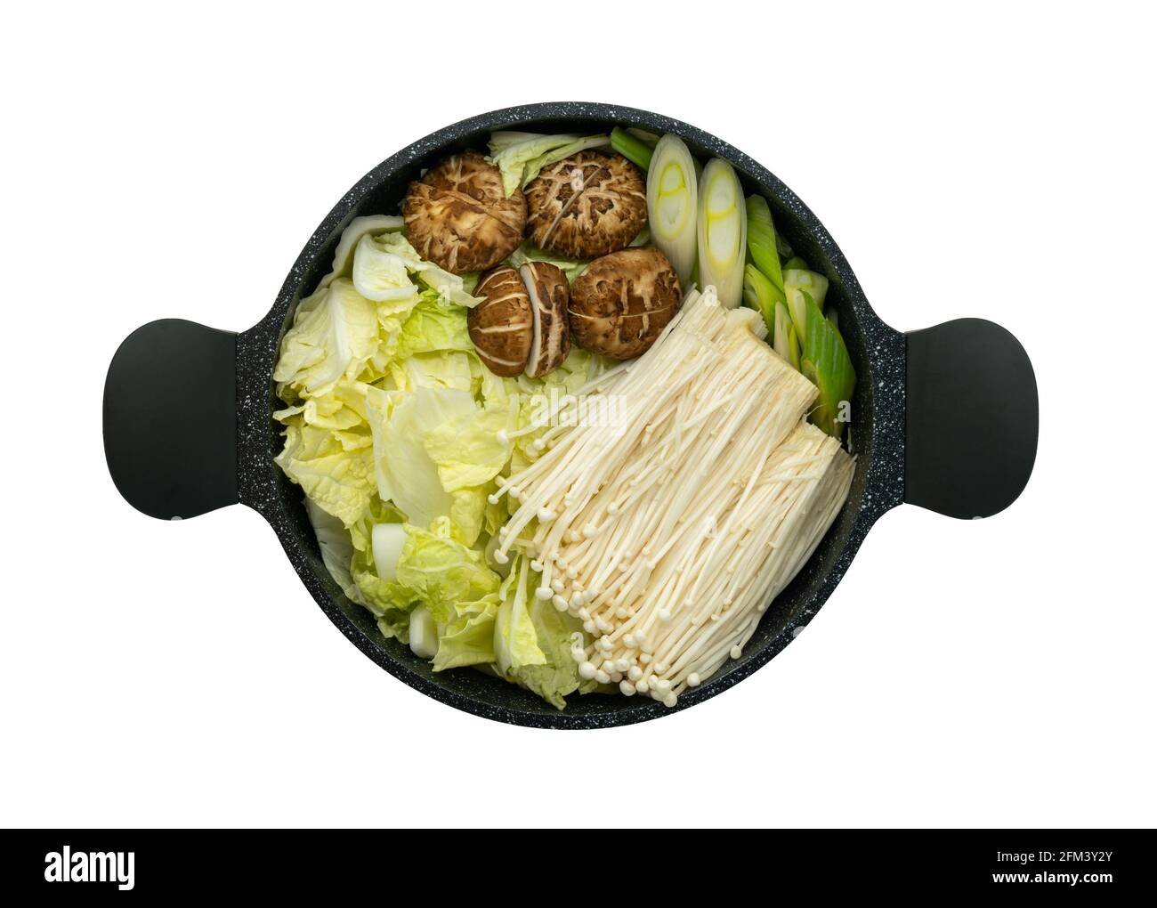 Vue isolée de dessus de divers légumes frais dans la casserole noire pour les ingrédients de la casserole chaude, repas sains repas de soupe asiatique. Banque D'Images