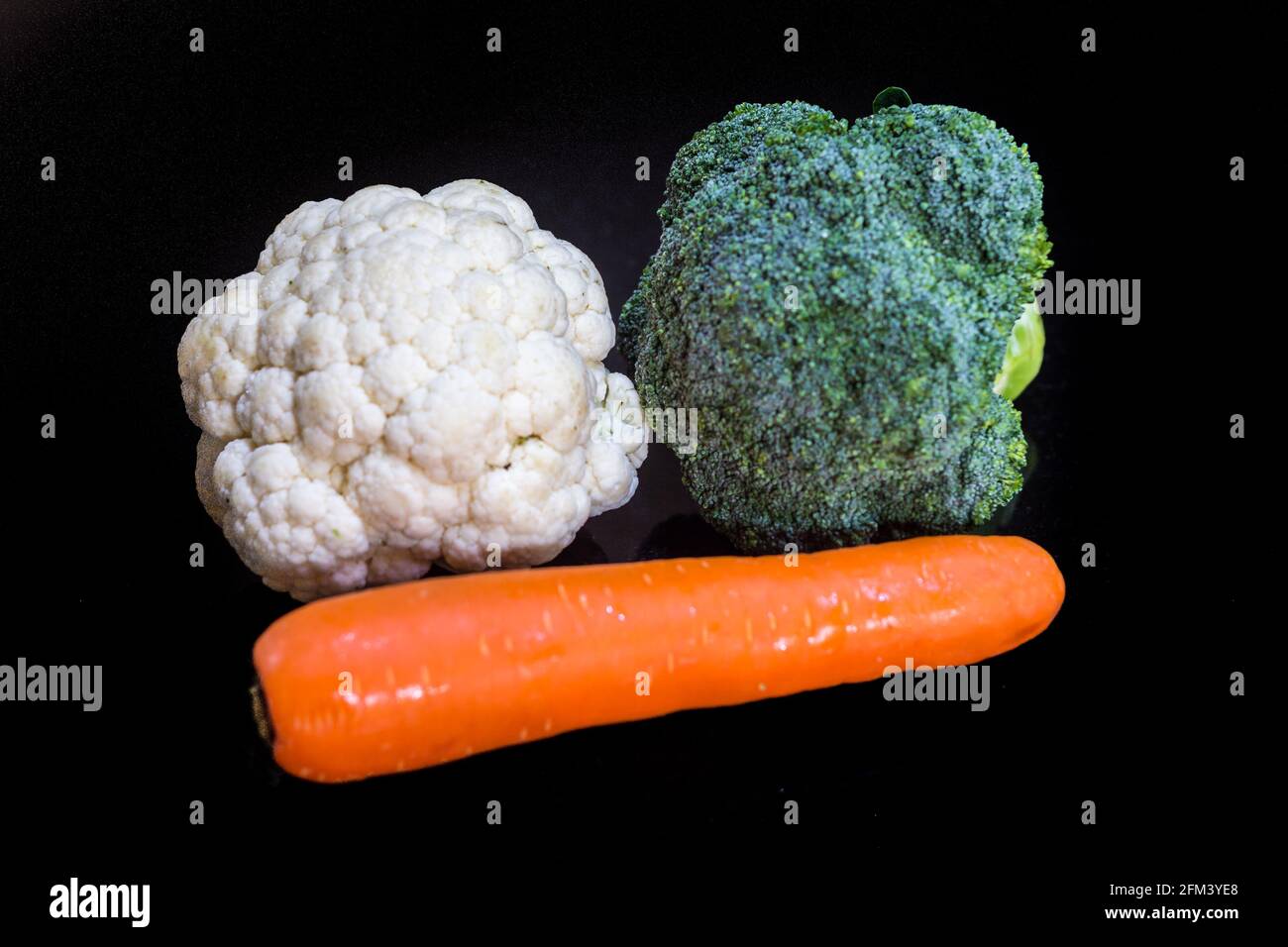 Tête de brocoli, chou-fleur et carotte sur fond noir Banque D'Images