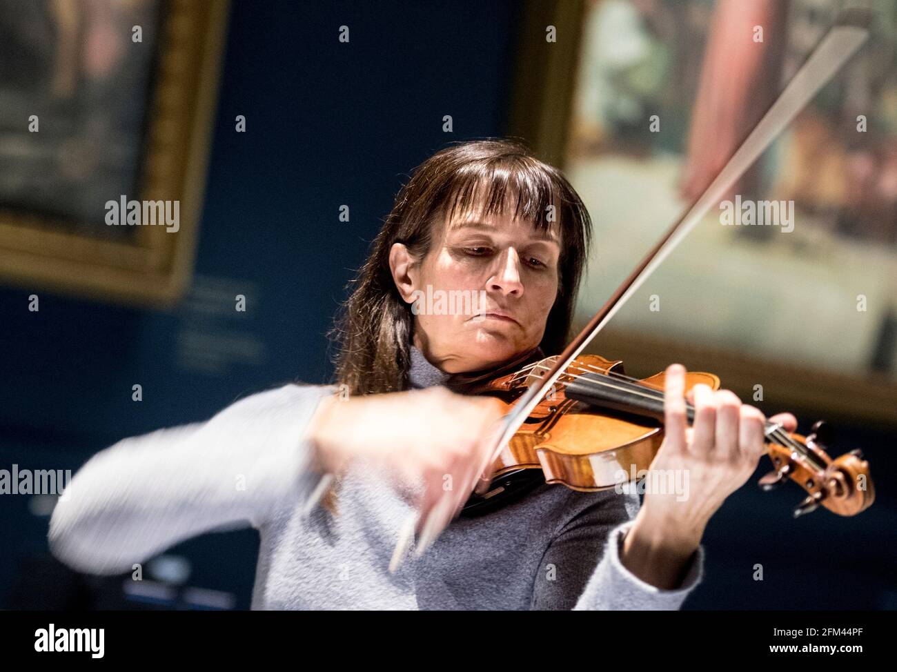 Viktoria Mullova pendant le tournage d'une série de courts métrages qui formeront un "album visuel" au Raphael court récemment rénové au Victoria and Albert Museum à Londres. La collaboration entre Apple, Marquee TV et le V&A est menée par le chef d'orchestre Oliver Zeffman. Date de la photo: Mardi 16 mars 2021. Banque D'Images