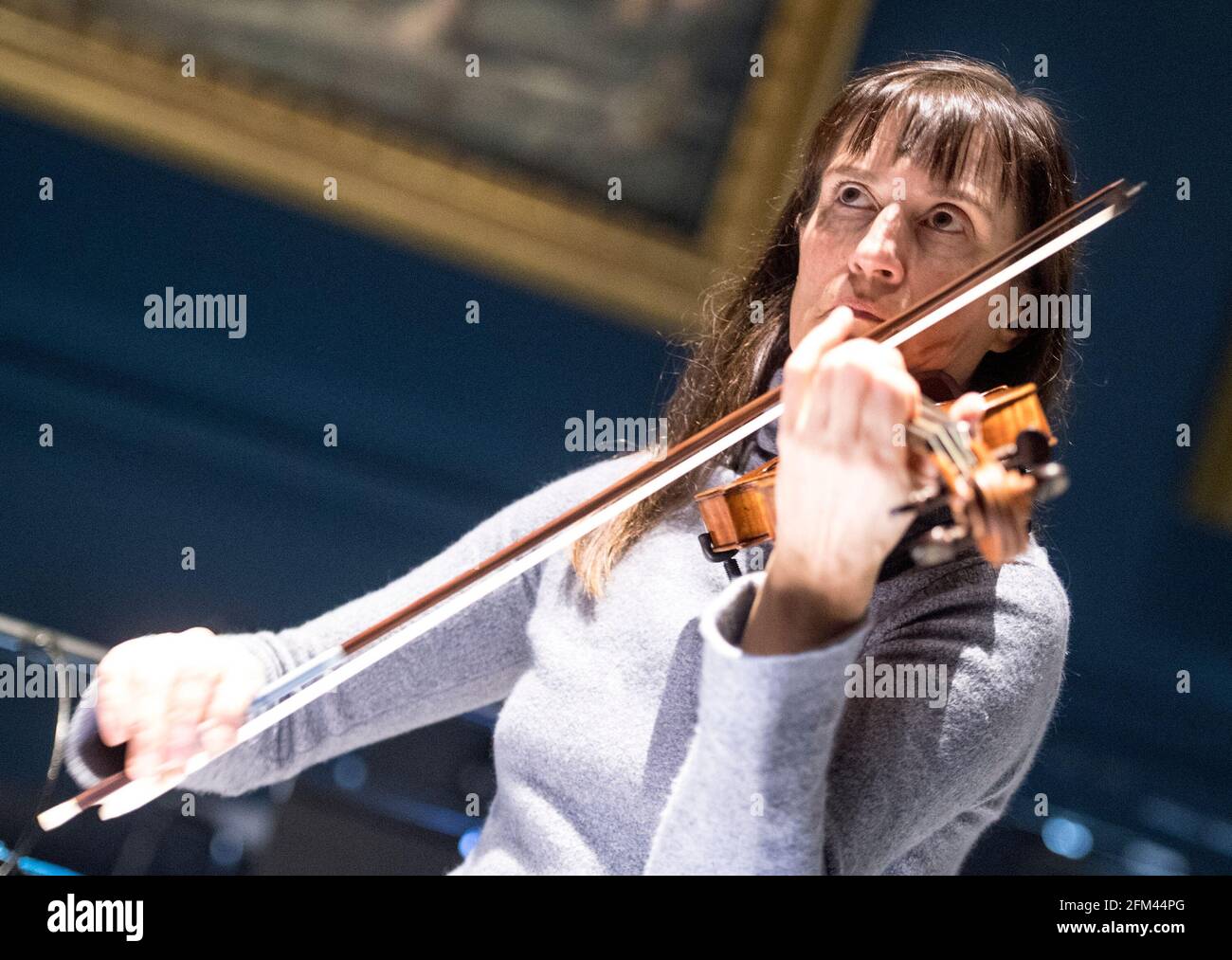 Viktoria Mullova pendant le tournage d'une série de courts métrages qui formeront un "album visuel" au Raphael court récemment rénové au Victoria and Albert Museum à Londres. La collaboration entre Apple, Marquee TV et le V&A est menée par le chef d'orchestre Oliver Zeffman. Date de la photo: Mardi 16 mars 2021. Banque D'Images