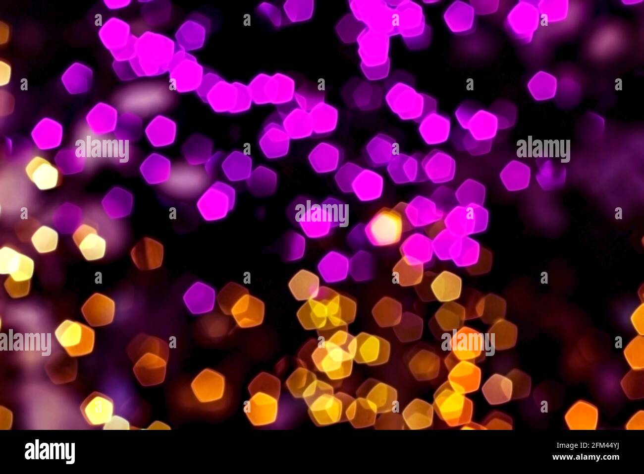 Lumières floues arrière-plan abstrait dans la nuit, décor bokeh sombre et brillant, motif brillant magique. Banque D'Images