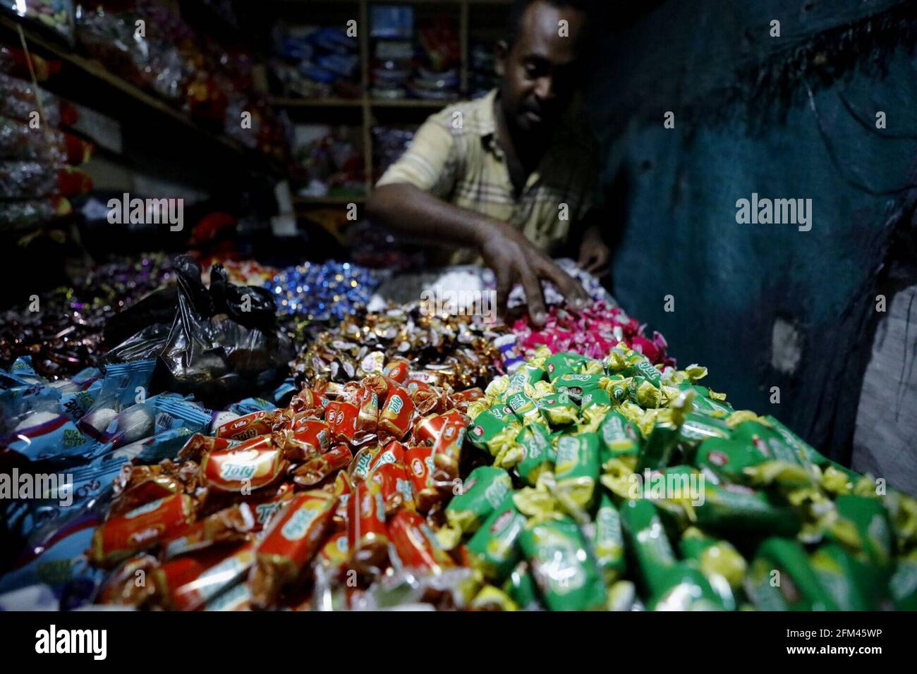 Khartoum, Soudan. 5 mai 2021. Un vendeur vend des bonbons sur un marché à Khartoum, au Soudan, le 5 mai 2021. EID Al-Fitr, également appelé le 'festival de briser le jeûne' qui marque la fin du mois de jeûne de l'aube au coucher du soleil du Ramadan, est célébré par les musulmans dans le monde entier. Credit: Mohamed Khidir/Xinhua/Alay Live News Banque D'Images