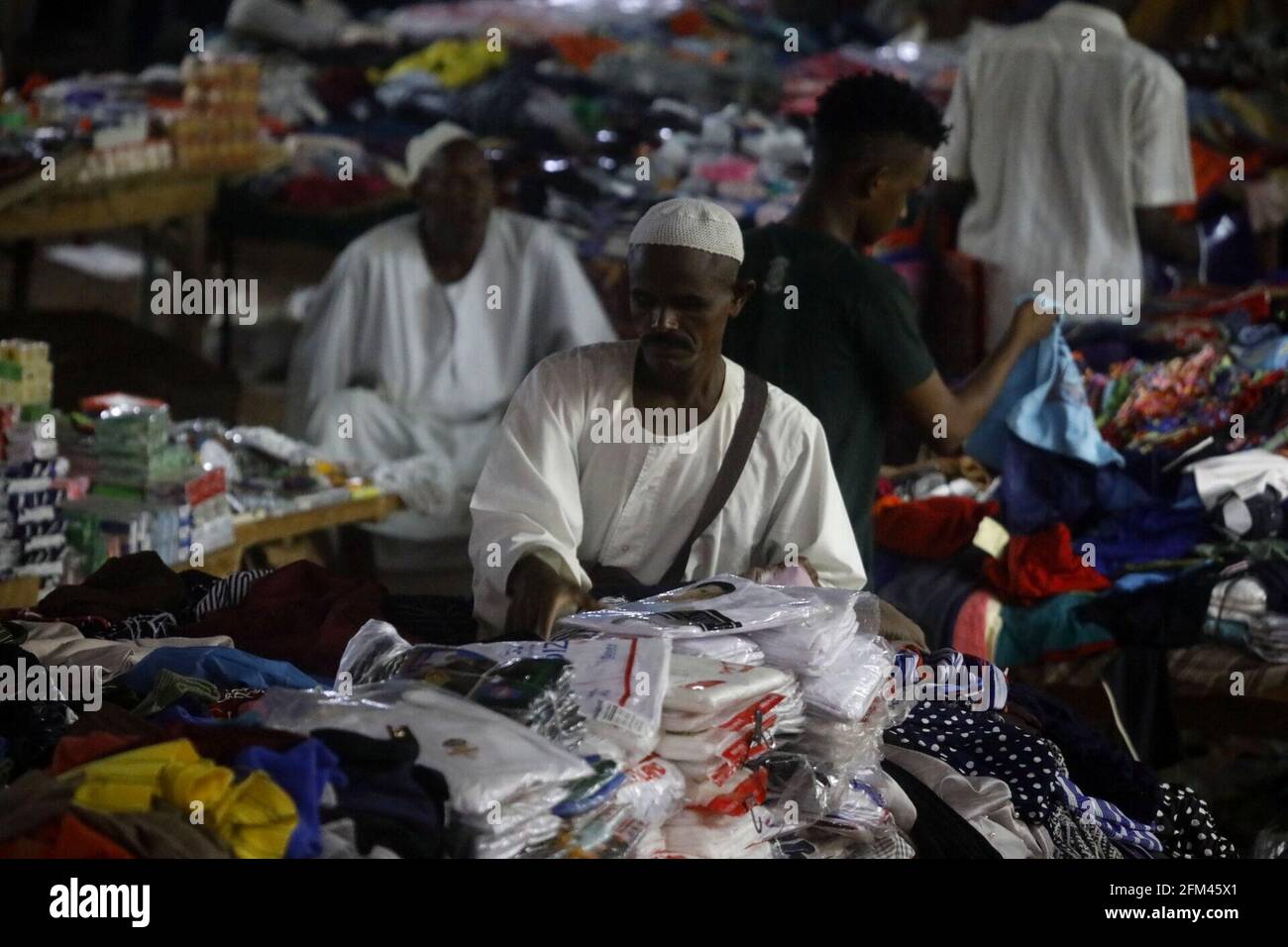 Khartoum, Soudan. 5 mai 2021. Des vendeurs attendent des clients sur un marché à Khartoum, Soudan, le 5 mai 2021. EID Al-Fitr, également appelé le 'festival de briser le jeûne' qui marque la fin du mois de jeûne de l'aube au coucher du soleil du Ramadan, est célébré par les musulmans dans le monde entier. Credit: Mohamed Khidir/Xinhua/Alay Live News Banque D'Images