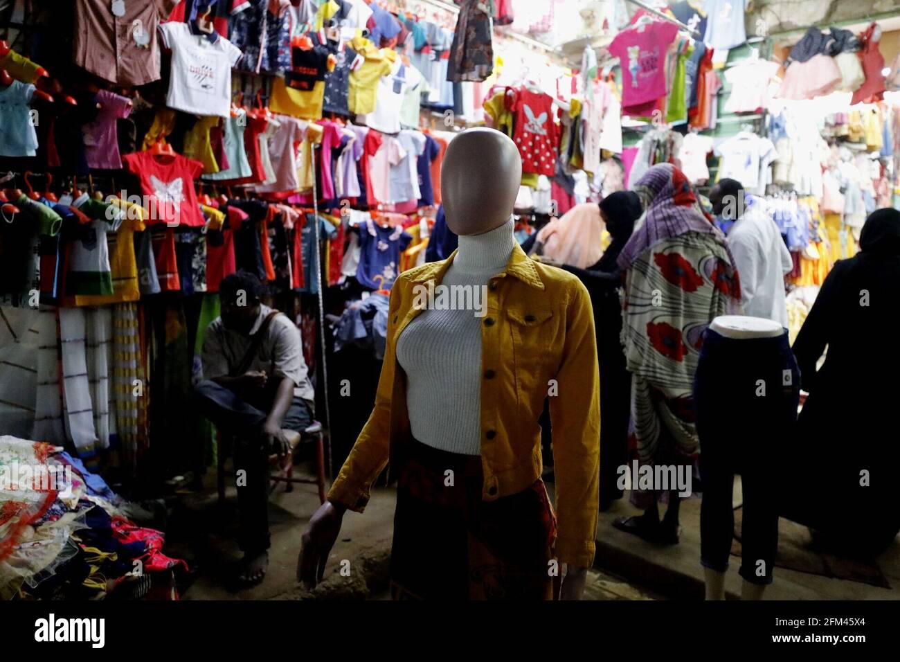 Khartoum, Soudan. 5 mai 2021. Boutique soudanaise sur un marché à Khartoum, Soudan, 5 mai 2021. EID Al-Fitr, également appelé le 'festival de briser le jeûne' qui marque la fin du mois de jeûne de l'aube au coucher du soleil du Ramadan, est célébré par les musulmans dans le monde entier. Credit: Mohamed Khidir/Xinhua/Alay Live News Banque D'Images