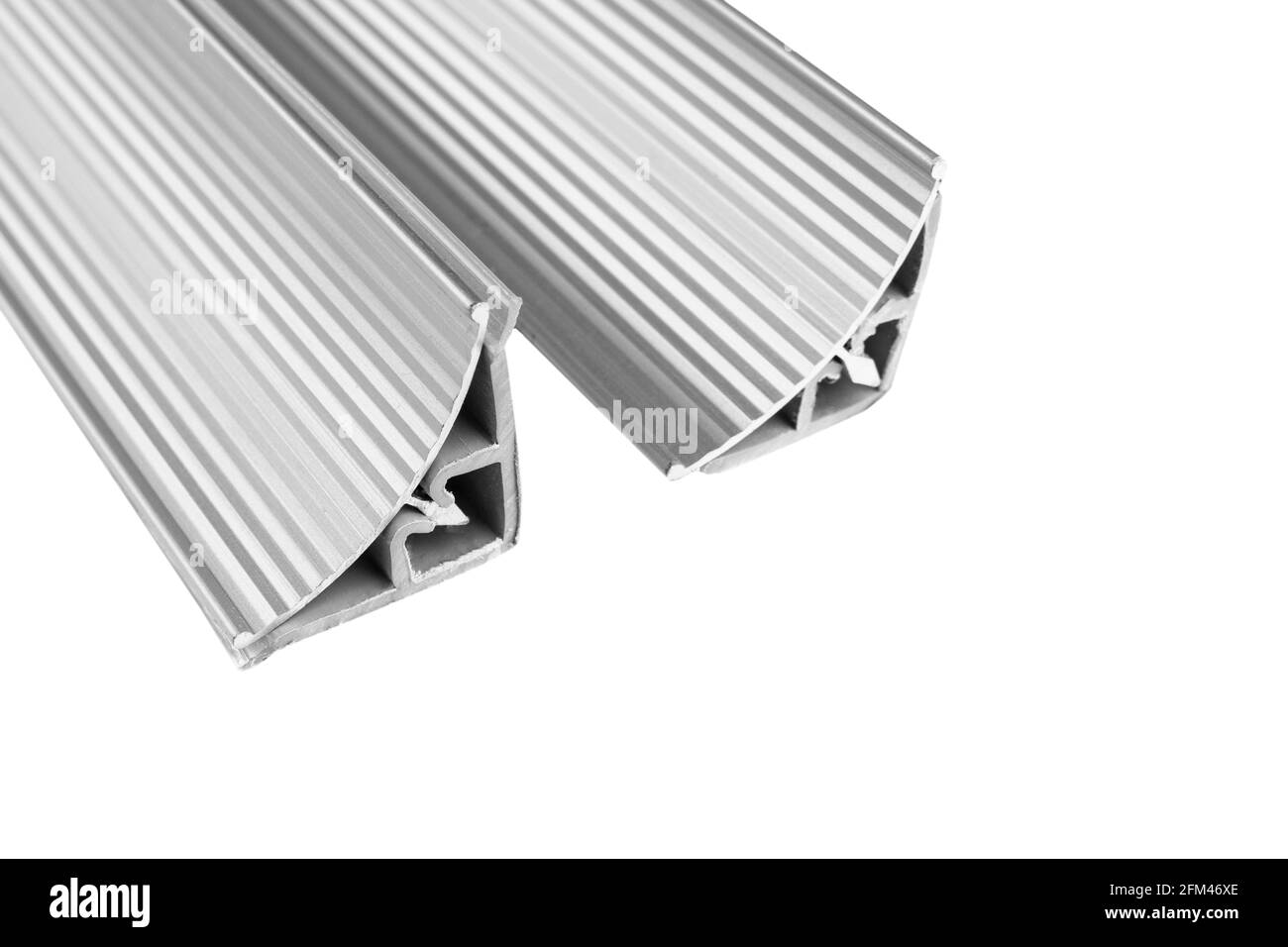 Profil en aluminium pour la fabrication de fenêtres et de portes. Formes structurelles en aluminium métallique. Texture des profils en aluminium pour les constructions isolées sur whi Banque D'Images