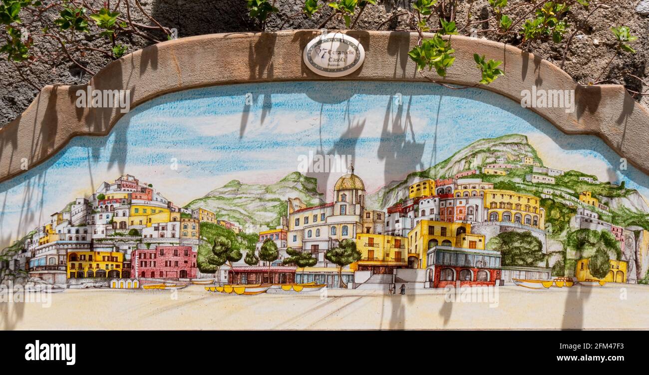 POSITANO, ITALIE - JUIN 14, 2019: POSITANO, ITALIE - JUIN, 14, 2019: photo d'un carreau de céramique avec une peinture du village de positano sur un mur à Banque D'Images