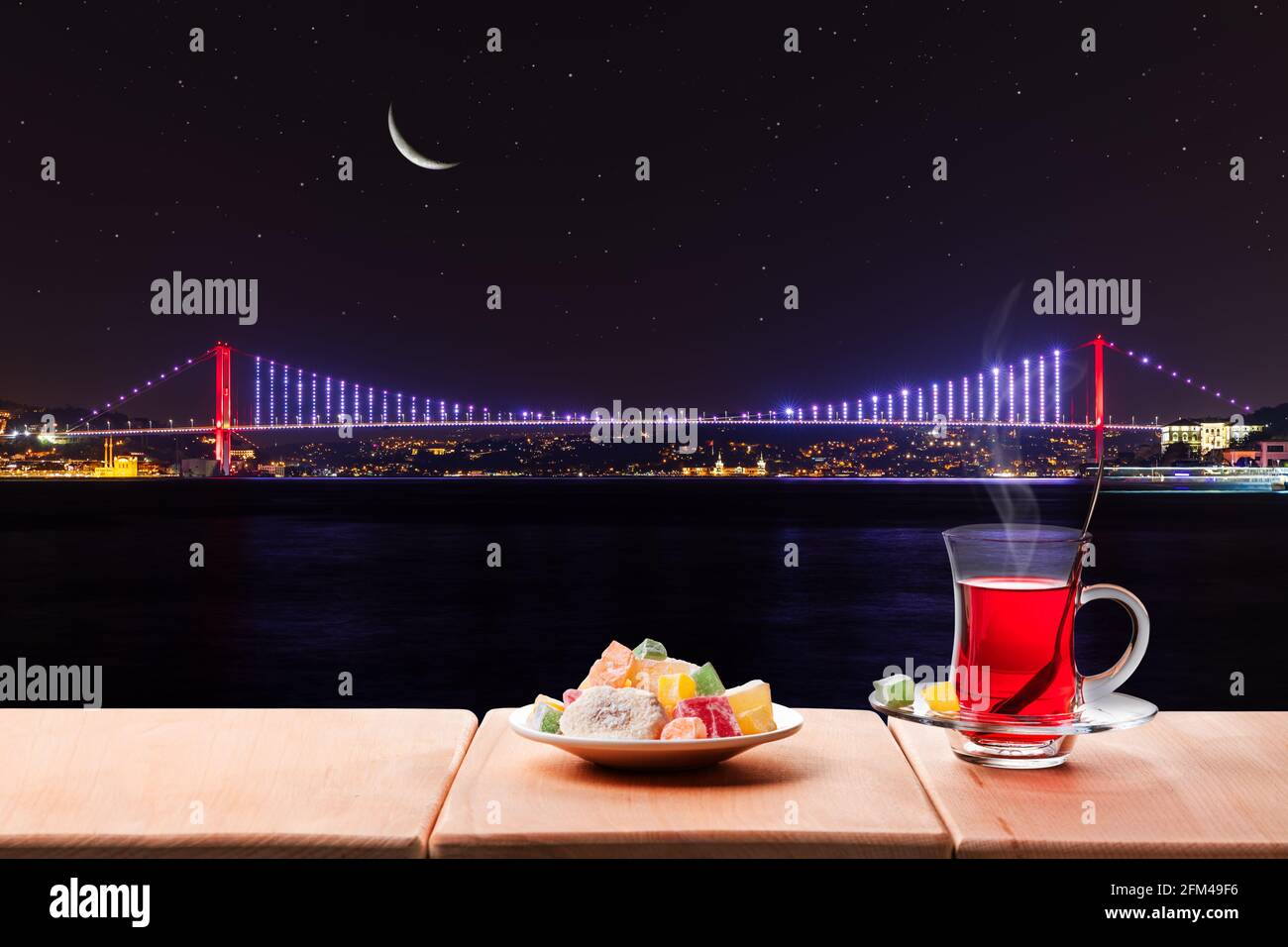 Soirée de thé turque près du pont du Bosphore la nuit, Istanbul, Turquie Banque D'Images