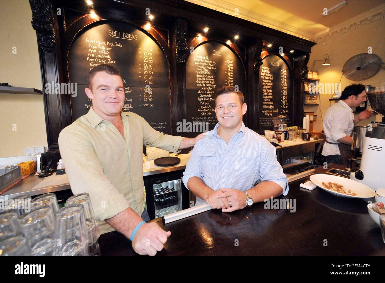 MATT STEVENS (À GAUCHE) ET LEE MEARS DANS LEUR CAFÉ/CANTINE, ILS ONT OUVERT À BATH. PHOTO DAVID ASHDOWN Banque D'Images