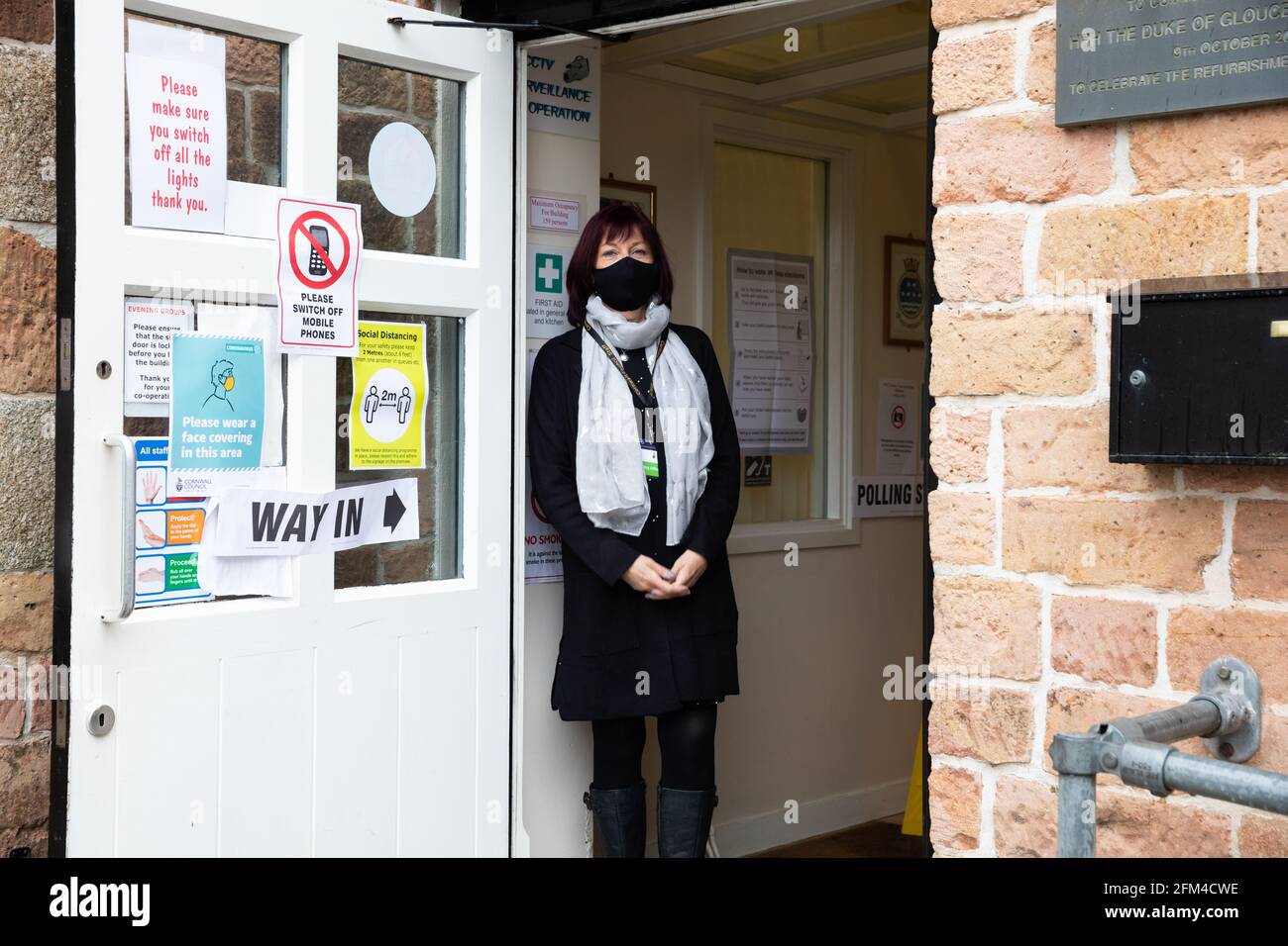 Camborne,Cornwall,6 mai 2021, les élections du Conseil de Cornwall ont eu lieu aujourd'hui au All Saints Community Centre, le bureau de scrutin est ouvert de 7h à 22h avant que les cartes de vote ne soient prises pour être comptées.Credit: Keith Larby/Alay Live News Banque D'Images