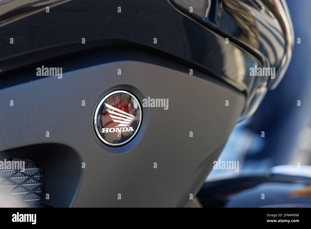 Ulyanovsk, Russie - 03 octobre 2020. Moteur de moto avec logo Honda. Banque D'Images Ulyanovsk, Russie - 03 octobre 2020. Moteur de moto avec logo Honda. Banque D'Images