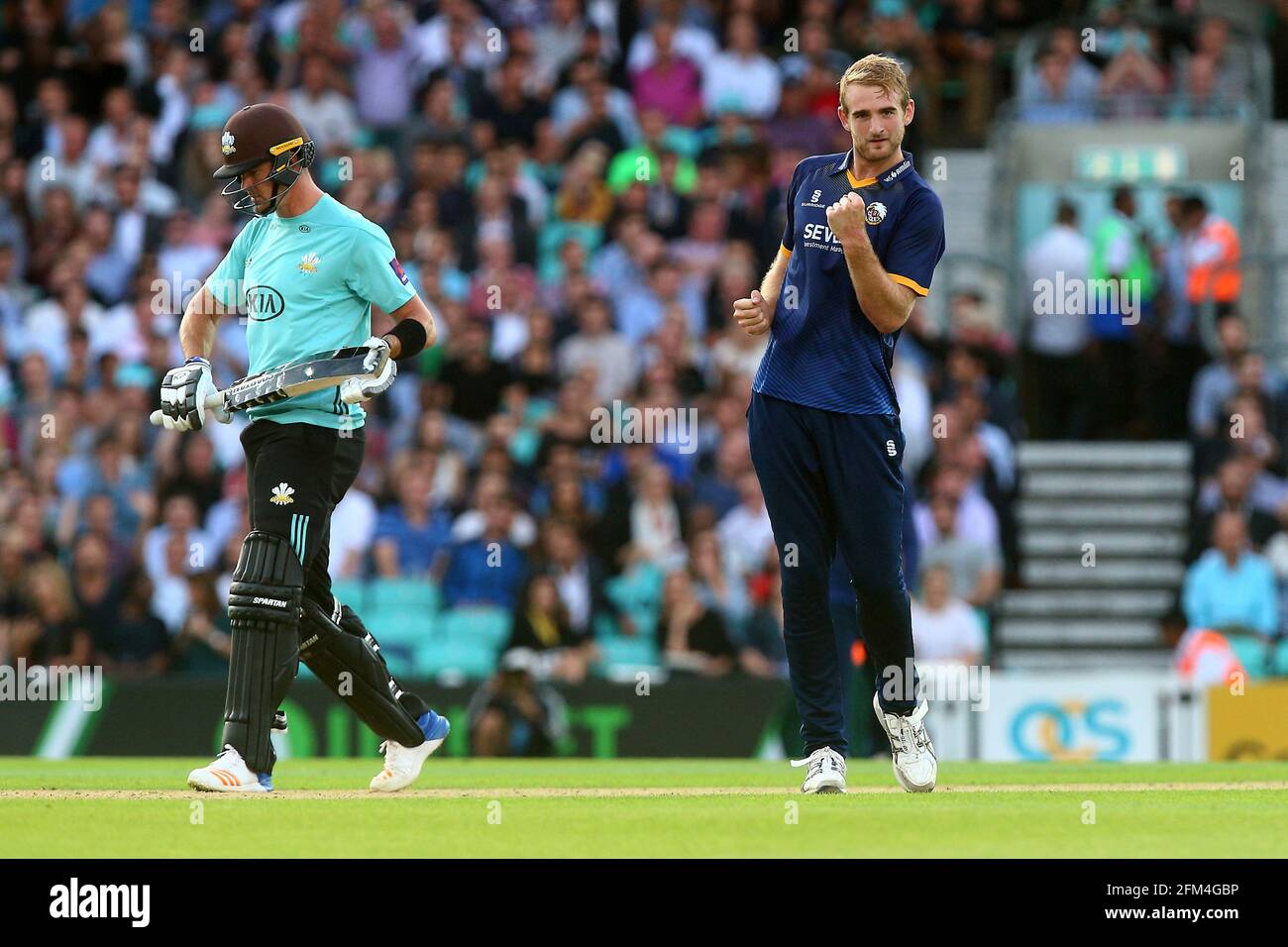 Paul Walter, d'Essex, célèbre la prise du cricket de Kevin Pietersen (L) lors de Surrey vs Essex Eagles, NatWest T20 Blast Cricket au Kia Oval sur 1 Banque D'Images