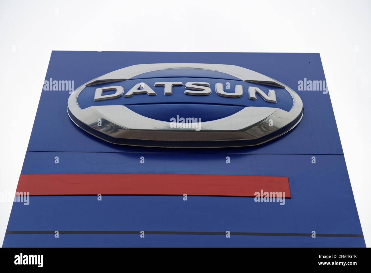 Ulyanovsk, Russie - 20 juillet 2016 : stand promotionnel avec panneau Datsun près du bâtiment Centre de service Datsun, qui assure l'entretien des véhicules, les réparations Banque D'Images Ulyanovsk, Russie - 20 juillet 2016 : stand promotionnel avec panneau Datsun près du bâtiment Centre de service Datsun, qui assure l'entretien des véhicules, les réparations Banque D'Images