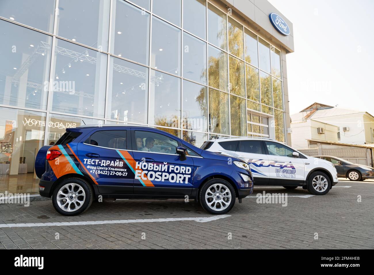 Ulyanovsk, Russie - 23 septembre 2018 : voitures neuves Ford Ecosport et Kuga - les voitures d'exposition se trouvent devant le centre de vente et de service Ford Banque D'Images