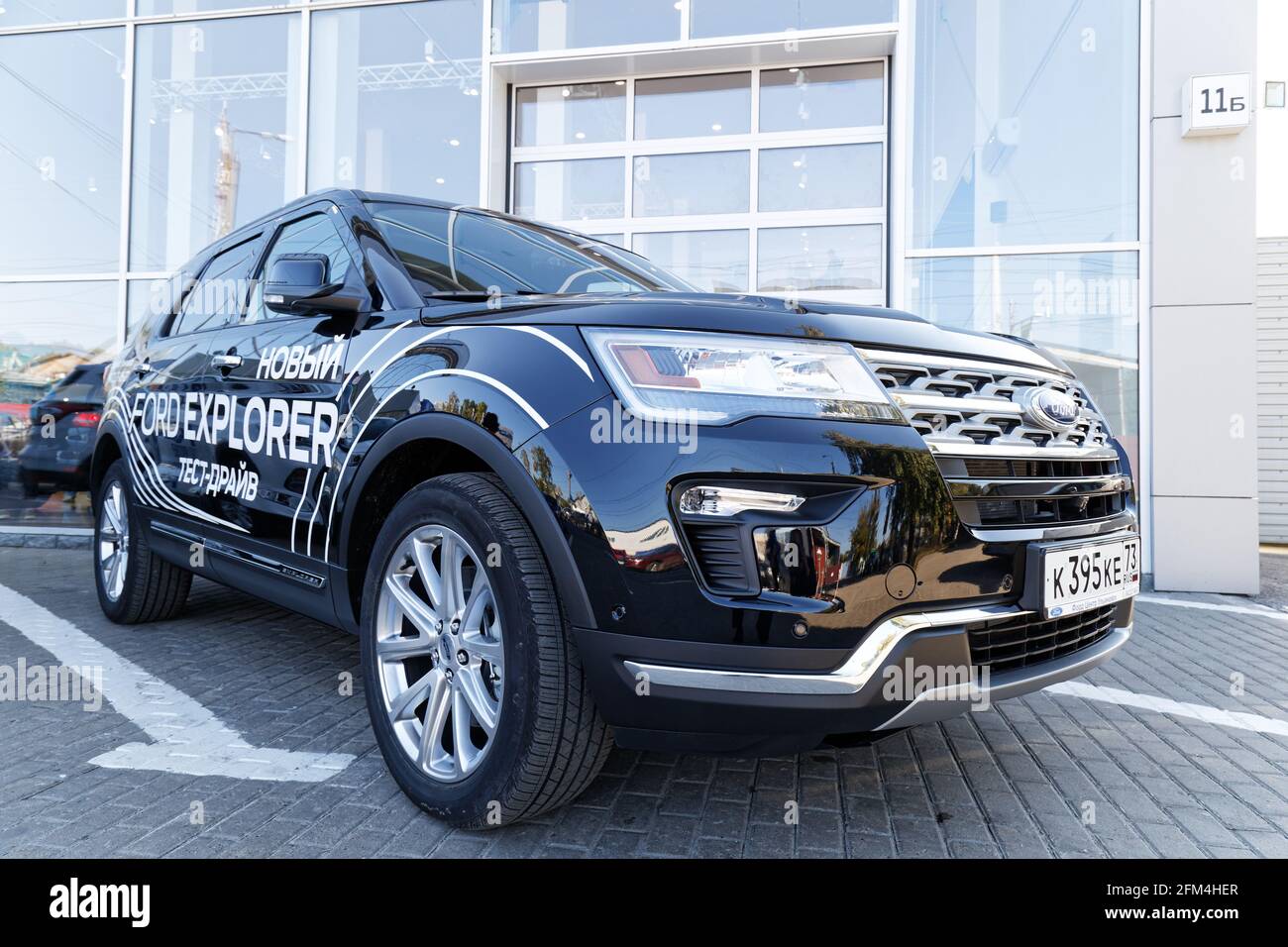 Ulyanovsk, Russie - 23 septembre 2018: Nouvelle voiture Ford Explorer - exposition de voitures se dresse devant le centre de vente et de service Ford Banque D'Images